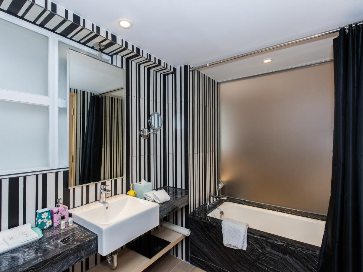 Image 2 of Caravel Hotel